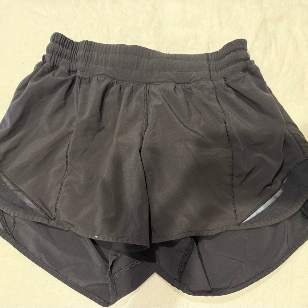 Lululemon black hotty hot shorts 4”